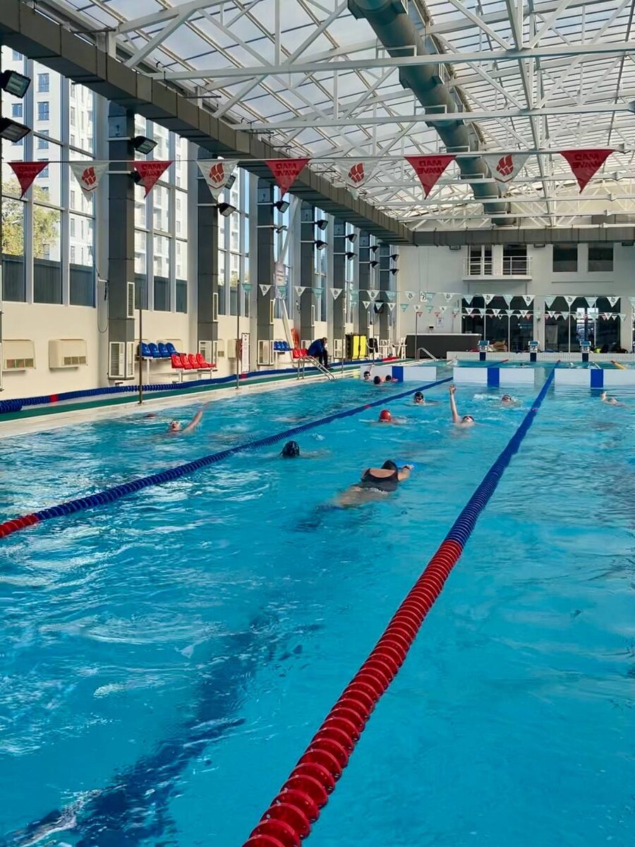 Занимались в крытом бассейне. В открытый тоже можно было, дети ходили с родителями туда. Я мерзлячка, хотя конечно в воде было тепло, температура воды такая же как и в крытом бассейне, но температура воздуха меня пугала. А вот летом будет прикольно.