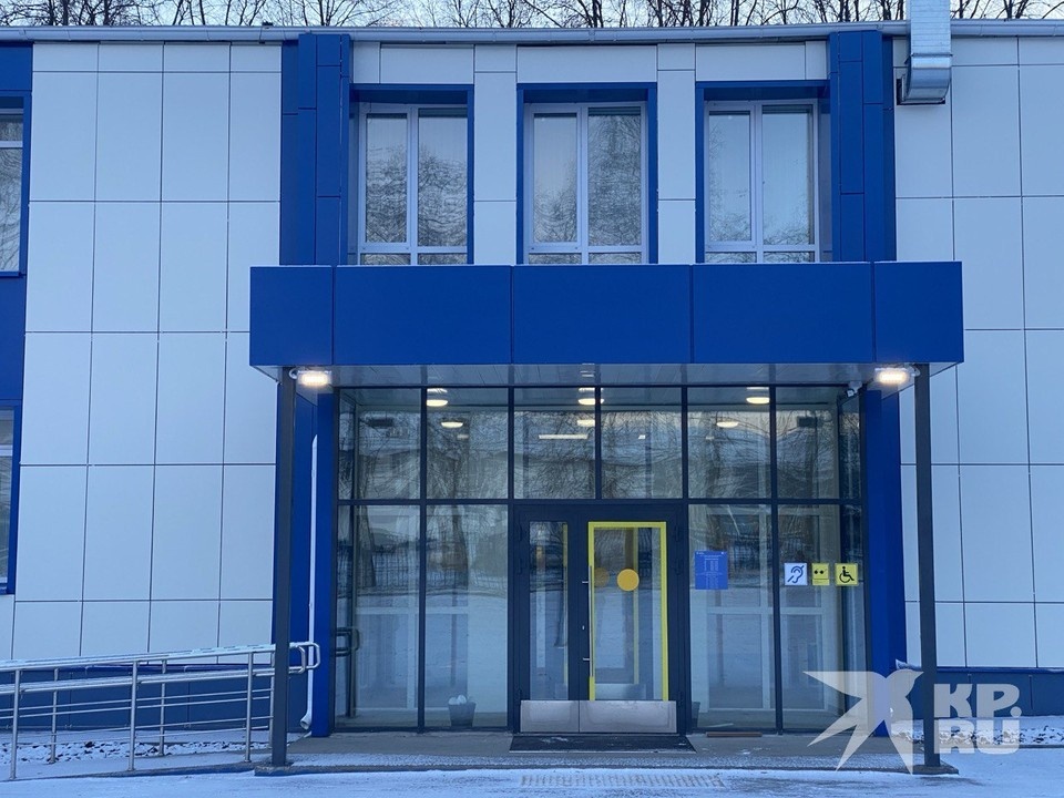    Обновленный фасад центра. Из-за вырубленных берез его хорошо видно с дороги.