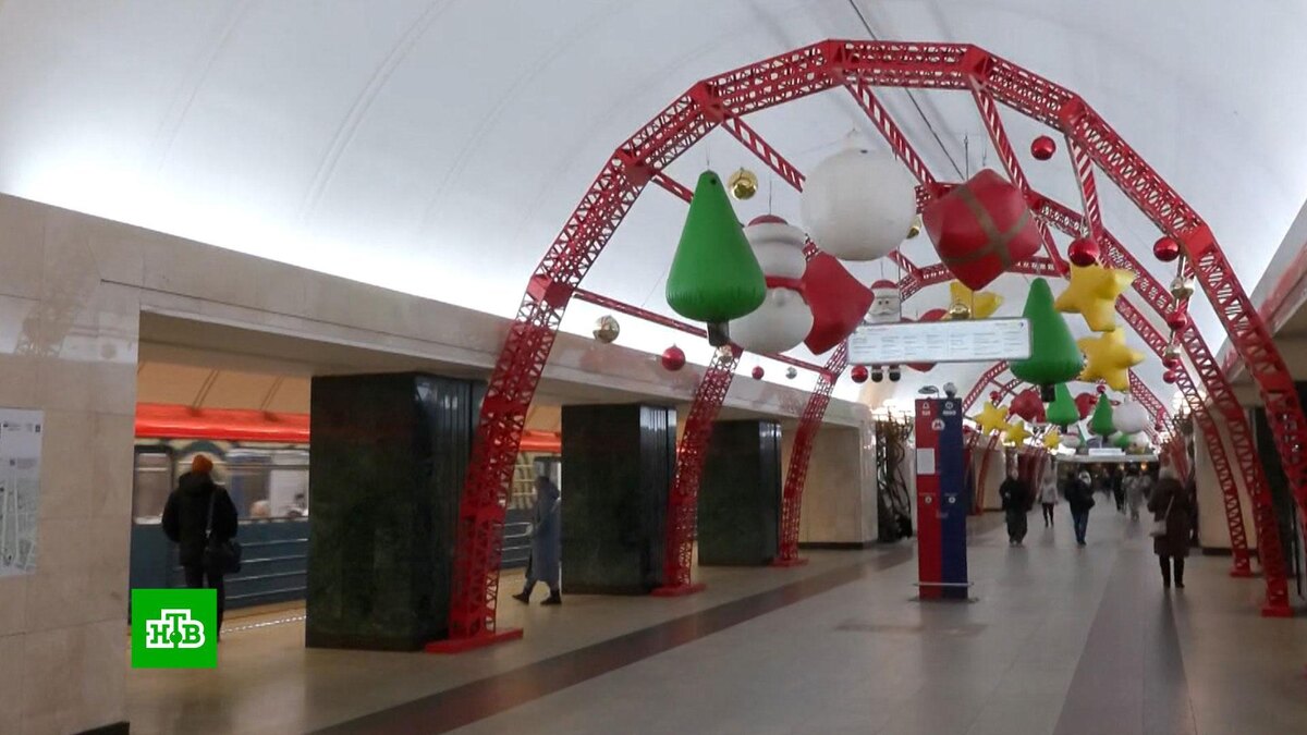    Больше 100 станций столичного метро украсят к Новому году