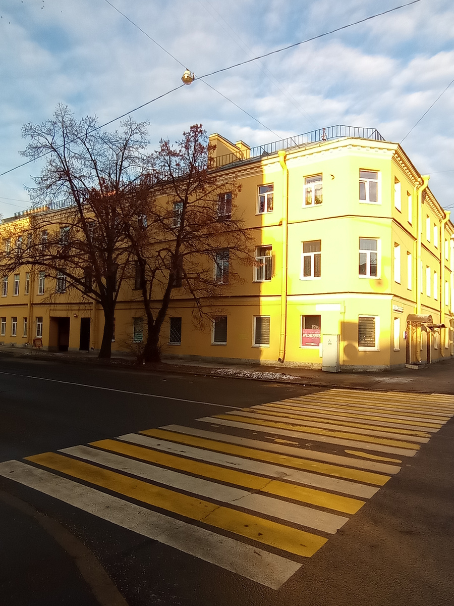 Слева видна арка, а рядом дверь - вход в магазинчик. 