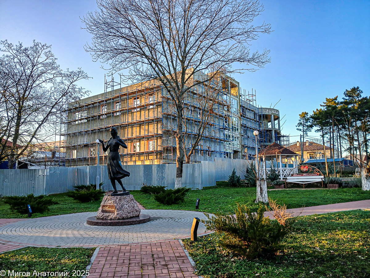 На переднем плане скульптура Ассоль, а за ней строящийся ДК.