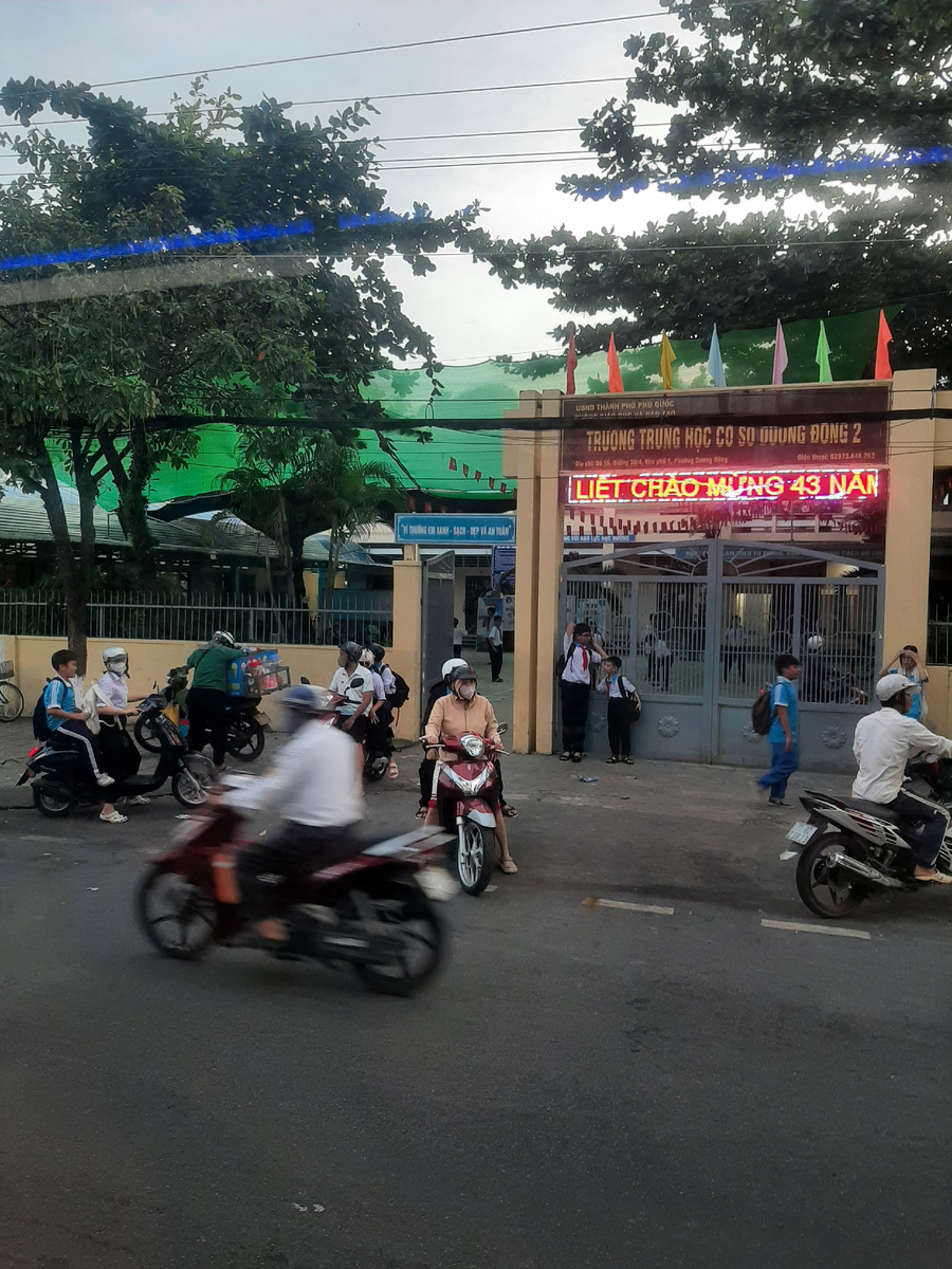 Детей забирают после школы 