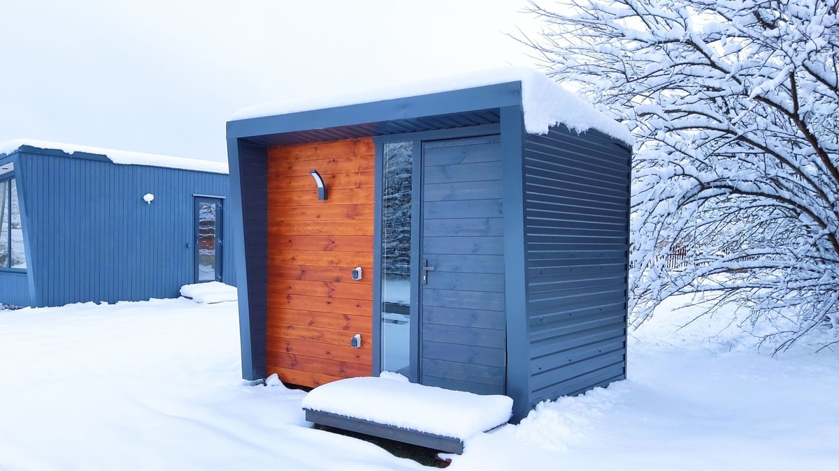 Графитовый профлист + вагонка цвета "Тик"