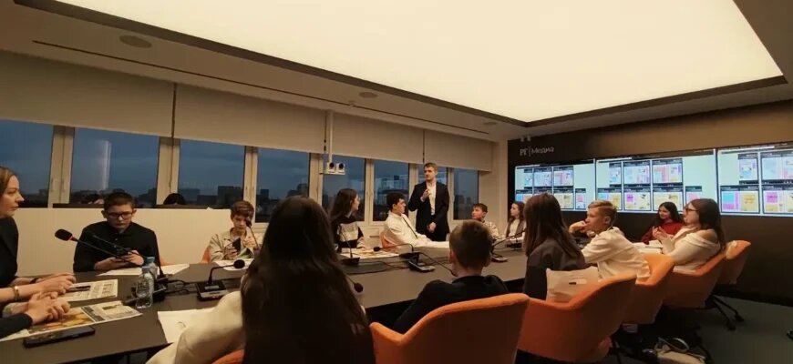    Слушатели Школы журналистики имени Владимира Мезенцева в редакции "Российской газеты" Арсений Жирнов