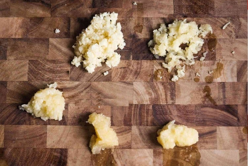 Вид нарезки чеснока влияет на его вкус. Обясняем почему