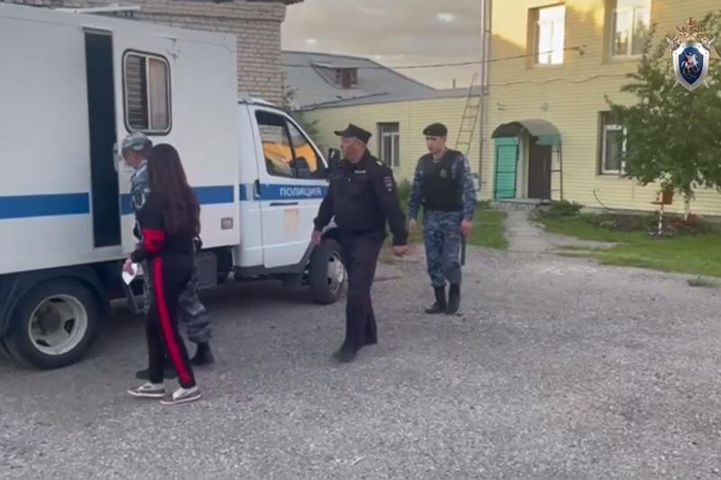    СУ СКР по Челябинской области. Задержанную ведут в полицейский автомобиль