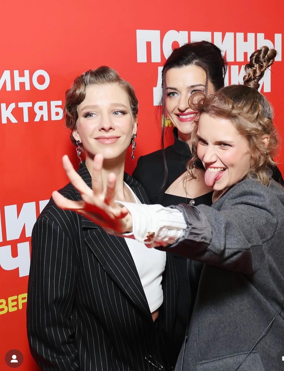 Лиза Арзамасова с коллегами по сериалу "Папины дочки"