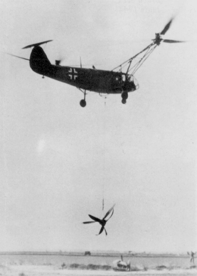 Вертолёт Fa 223 V14 (DM+SR) осуществляет эвакуацию винтов и мотора BMW 801 ML-Sternmotors потерпевшего аварию самолёта Do 217 в мае 1944 года.