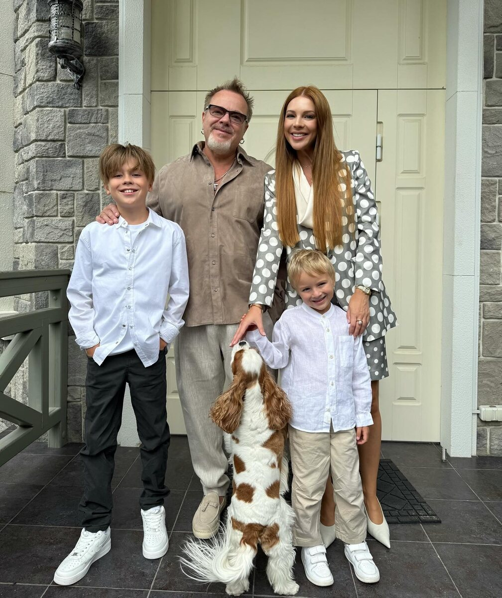 Наталья Подольская и Владимир Пресняков вместе с детьми и собакой