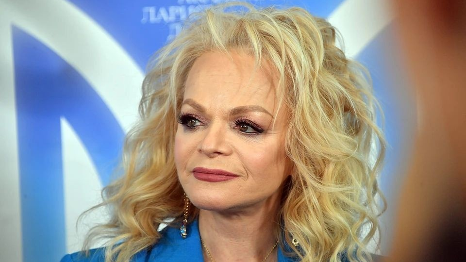 Снаружи — деревня, внутри — музей: Как выглядит особняк Ларисы Долиной в поселке Славино