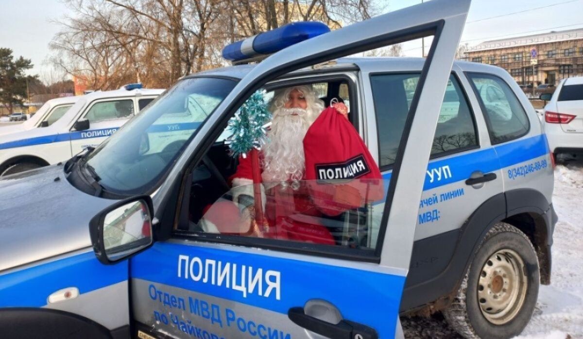     Полицейский Дед Мороз Источник: ОМВД по ЧГО Автор фото: Отдел МВД по ЧГО