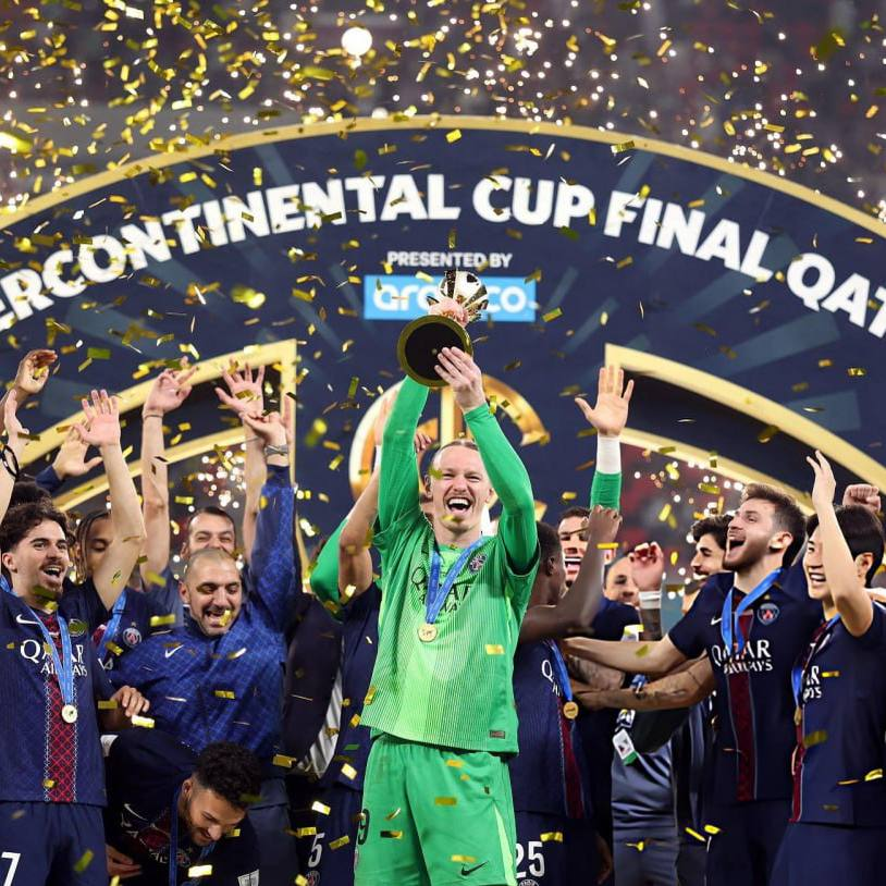 Еще пару дней назад мы переживали, что Сафонова "спрятали" на общей фотографии перед вылетом "ПСЖ" в Катар на Межконтинентальный Кубок...Вот снимок после окончания матча. Куда ты его тееперь спрячешь?! Он и есть Межконтинентальный Кубок, гдавный его герой!