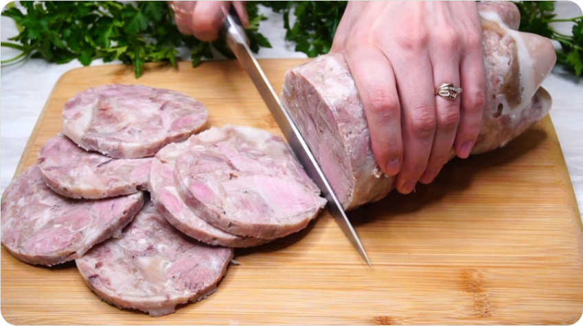 Кладу отварное мясо в бутылку и получаю зельц. К Новогоднему столу то что нужно👍