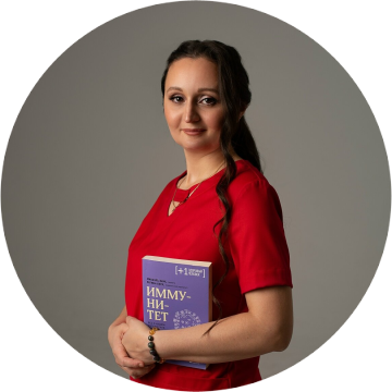 «Гонконгский грипп – острое вирусное заболевание, которое сопровождается высокой температурой до 39–40 °C, ломотой в теле, мышцах и суставах, а также головной болью, чаще в области лба и глазных яблок. Возможны жидкий стул, тошнота, рвота, общая слабость и сонливость – типичные симптомы гриппа, характерные для любого штамма, особенно у детей. Отличительная особенность гонконгского гриппа – резкое начало: температура поднимается сразу, появляется головная боль и озноб, а затем возникает кашель», – объяснила врач-инфекционист Вилена Тайбулатова.