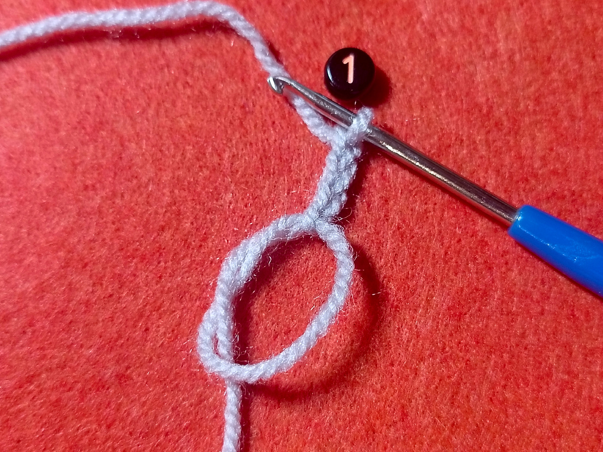 Вкольцо амигуруми провязываю 4 воздушные петли.