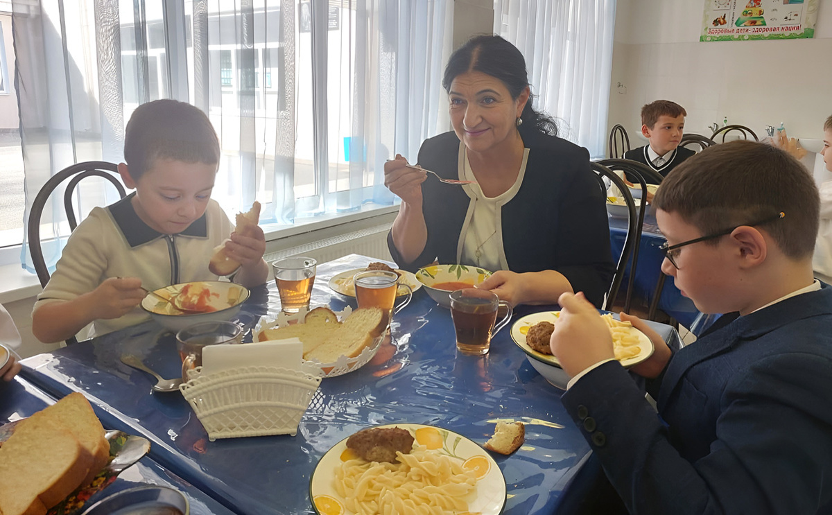 Директору СОШ им. М. Эльканова пос. Новый Карачай Фаризат Тоторкуловой есть о чём поговорить с ребятами. Фото автора.