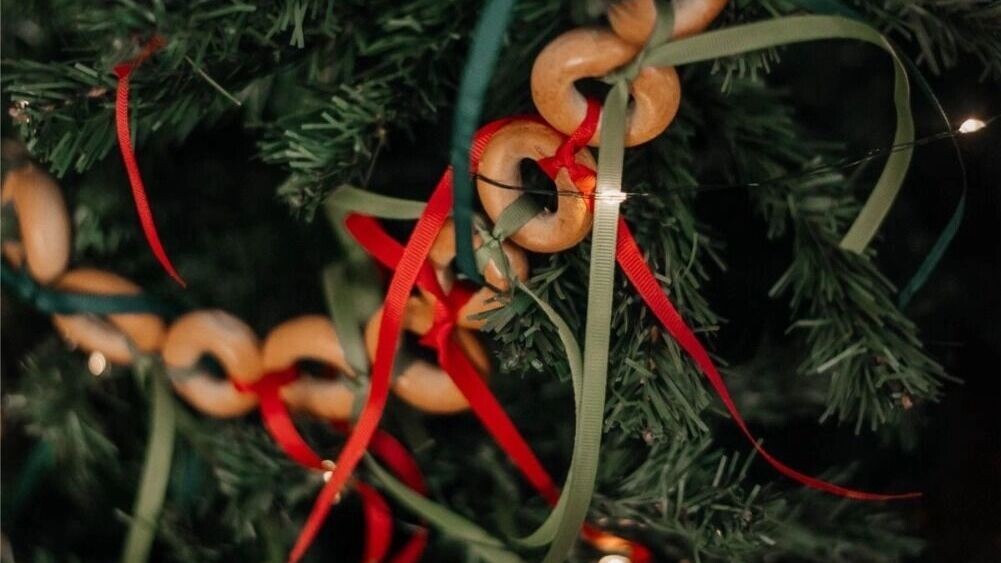    В 2026 году модно украшать елку сушками и баранками   pinterest.ru