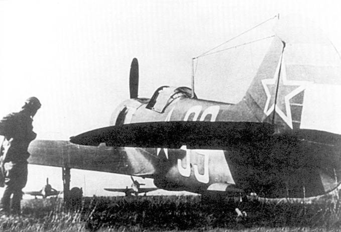 На глазах у ошарашенных немцев он посадил истребитель на поле, чтобы забрать товарища. Но как они взлетели вдвоем на одноместной машине?