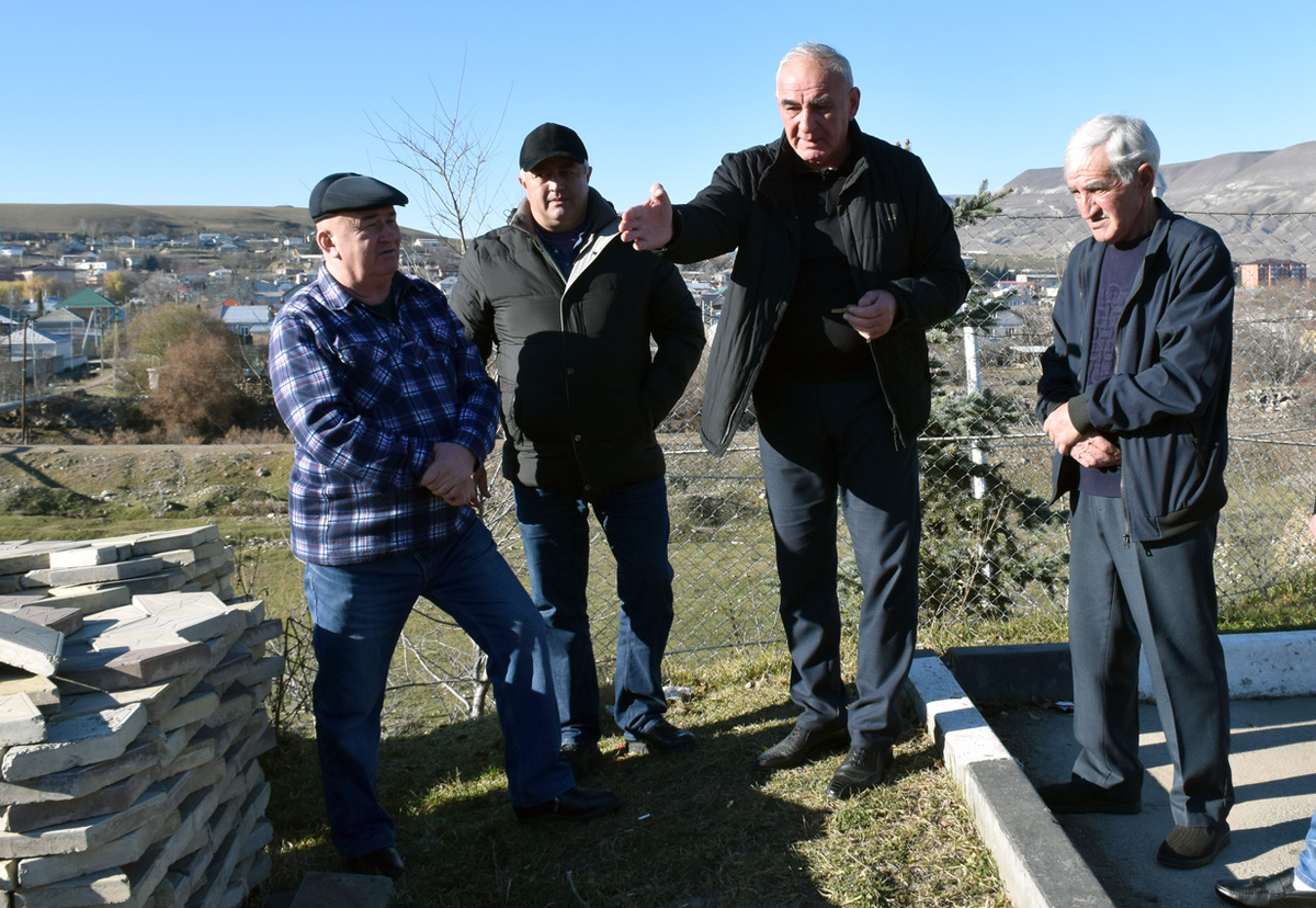 Глава администрации Учкекенского СП Анзор Семёнов с земляками всегда готов к диалогу. Фото Светланы КИЛБА.