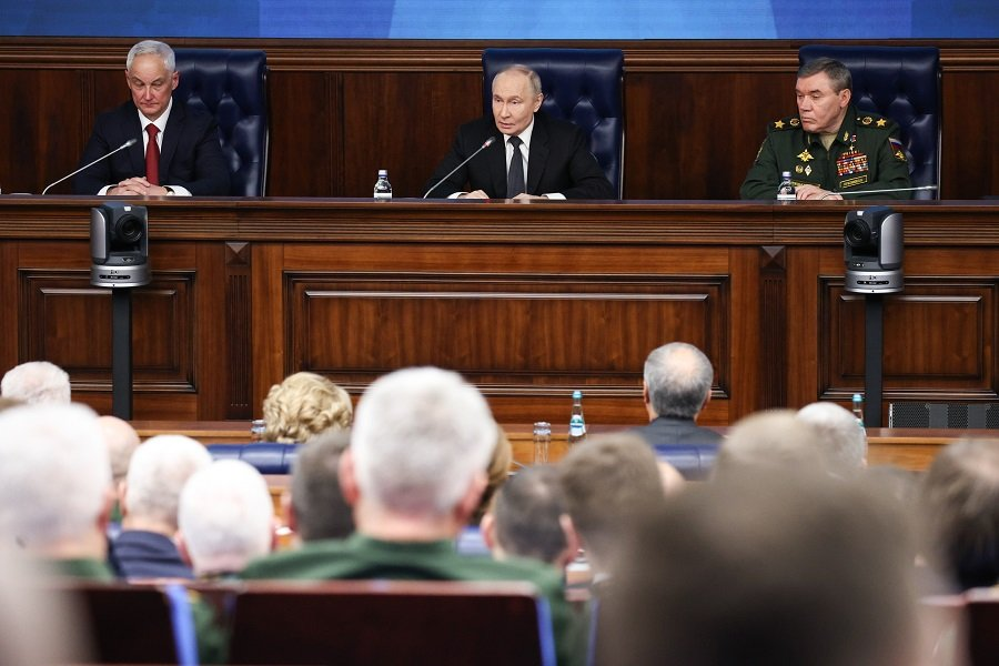 Министр обороны РФ Андрей Белоусов, президент РФ Владимир Путин и начальник Генерального штаба Вооруженных сил РФ - первый заместитель министра обороны РФ Валерий Герасимов на расширенном заседании коллегии Министерства обороны РФ - Михаил Терещенко/ТАСС