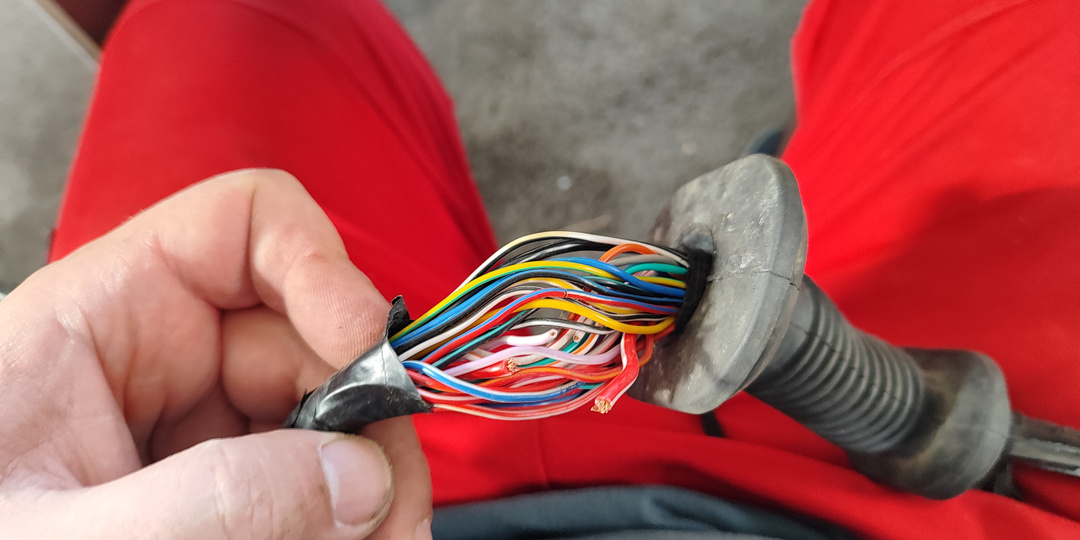 Как быстро найти обрыв в проводе, если изоляция целая и никаких специальных приборов под рукой нет: показываю рабочий способ