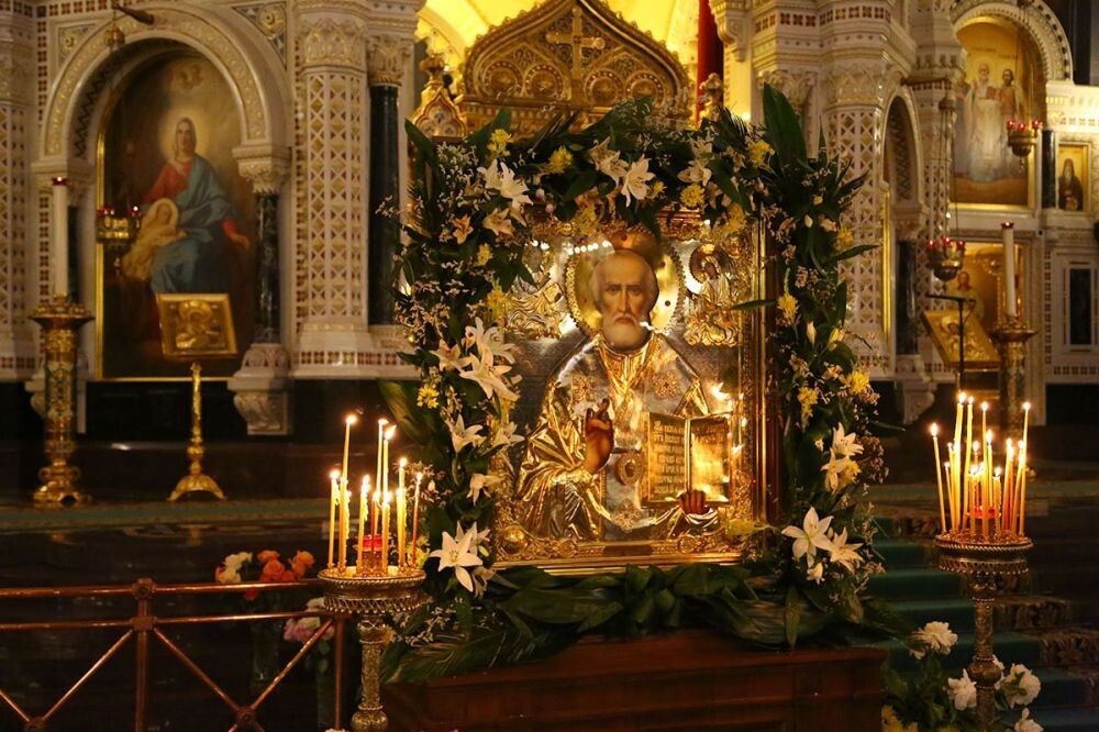 преподобный, ты положил душу свою за людей твоих и спас неповинных от смерти, потому и освятился ты как великий служитель Таинств Божией благодати.( отрывок из кондака)