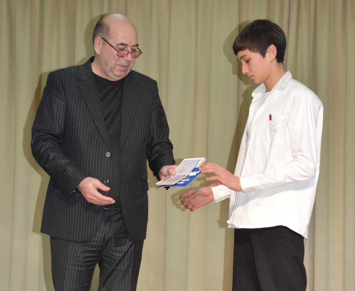 Мурат Хапиштов вручает главный в жизни каждого документ. Фото автора.