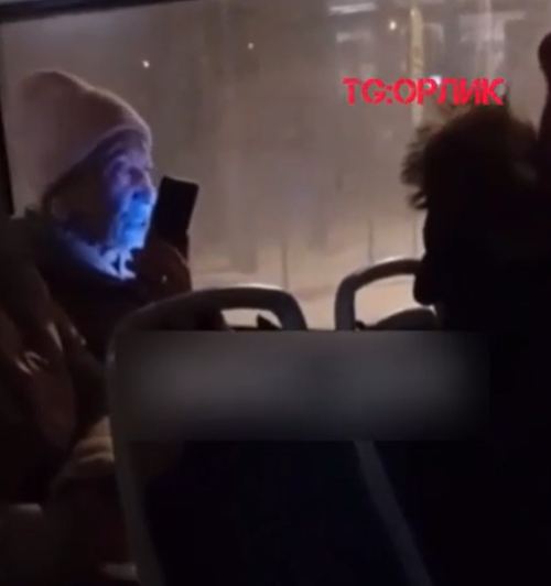 Пассажирка звонит перевозчику. Фото: скрин видео.