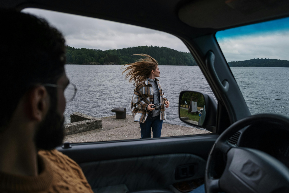 Друзья в автопутешествии, остановка у озера во время поездки, атмосфера свободы и совместных впечатлений в дороге