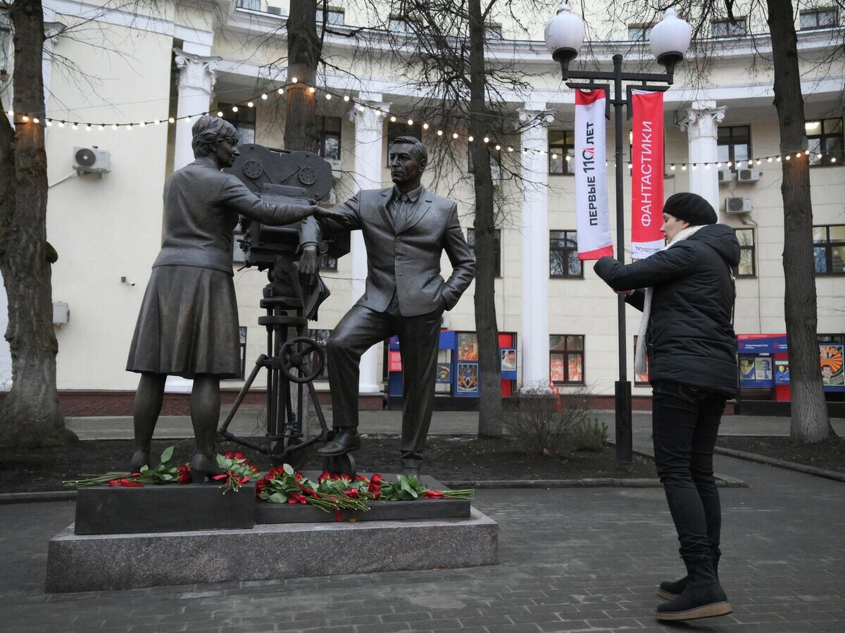    Памятник создателям фильма "Семнадцать мгновений весны" писателю Юлиану Семенову, режиссеру Татьяне Лиозновой и артисту Вячеславу Тихонову в сквере Киностудии им. Максима Горького в Москве | © РИА Новости / Пелагия Тихонова