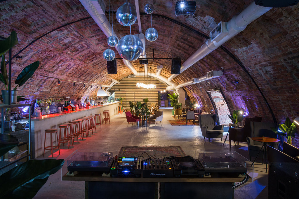 ночной клуб...