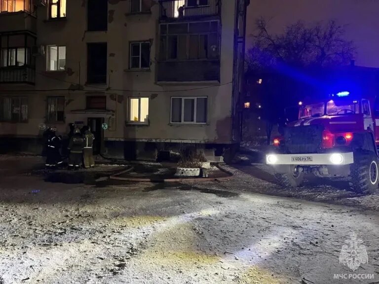    В Орске на пожаре в жилом доме спасли восемь человек Оренбуржье
