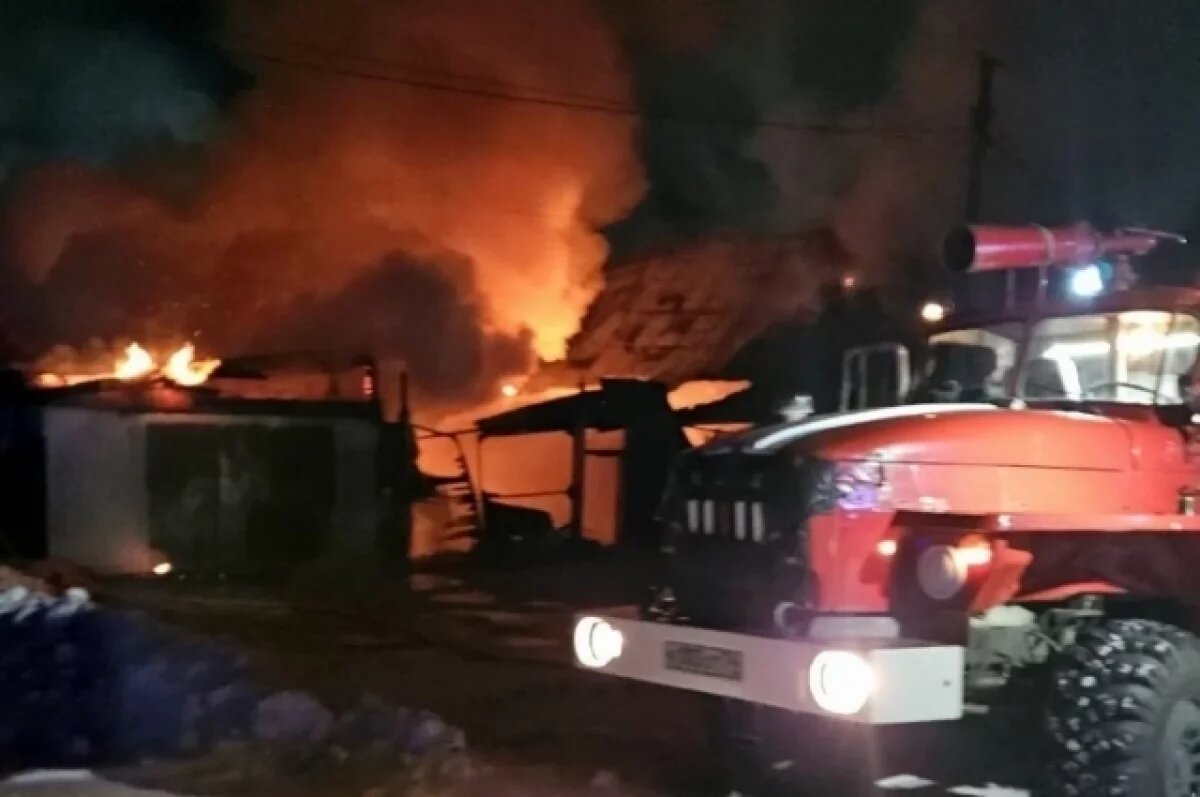    В Пласте соседи спасли женщину из горящего дома