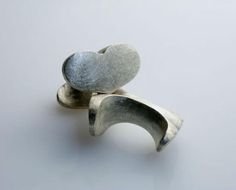 Запонки Cox & Power в форме сердца из матового серебра, 495 фунтов стерлингов, 50% выручки направляется в благотворительный фонд Лондонской кардиологической больницы.