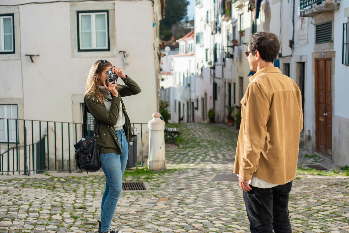 Путешествия по России на поезде: пара в путешествии, спокойная прогулка по старому городу и романтика дороги, где важно не только место, но и сам путь