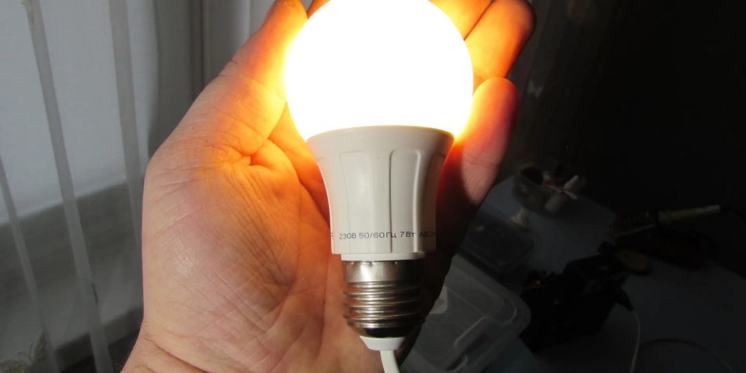 Несколько лет не меняю светодиодные лампочки: один простой признак, который всегда выдаёт качественную LED-лампу