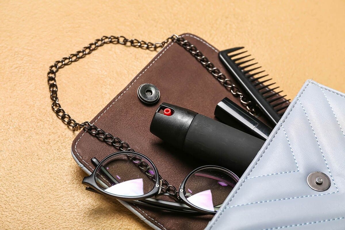 Перцовый баллончик — аэрозоль с раздражающим веществом (капсаицином), которое вызывает боль, слезы и временную слепоту. Источник: Pixel-Shot / Shutterstock / FOTODOM📷
