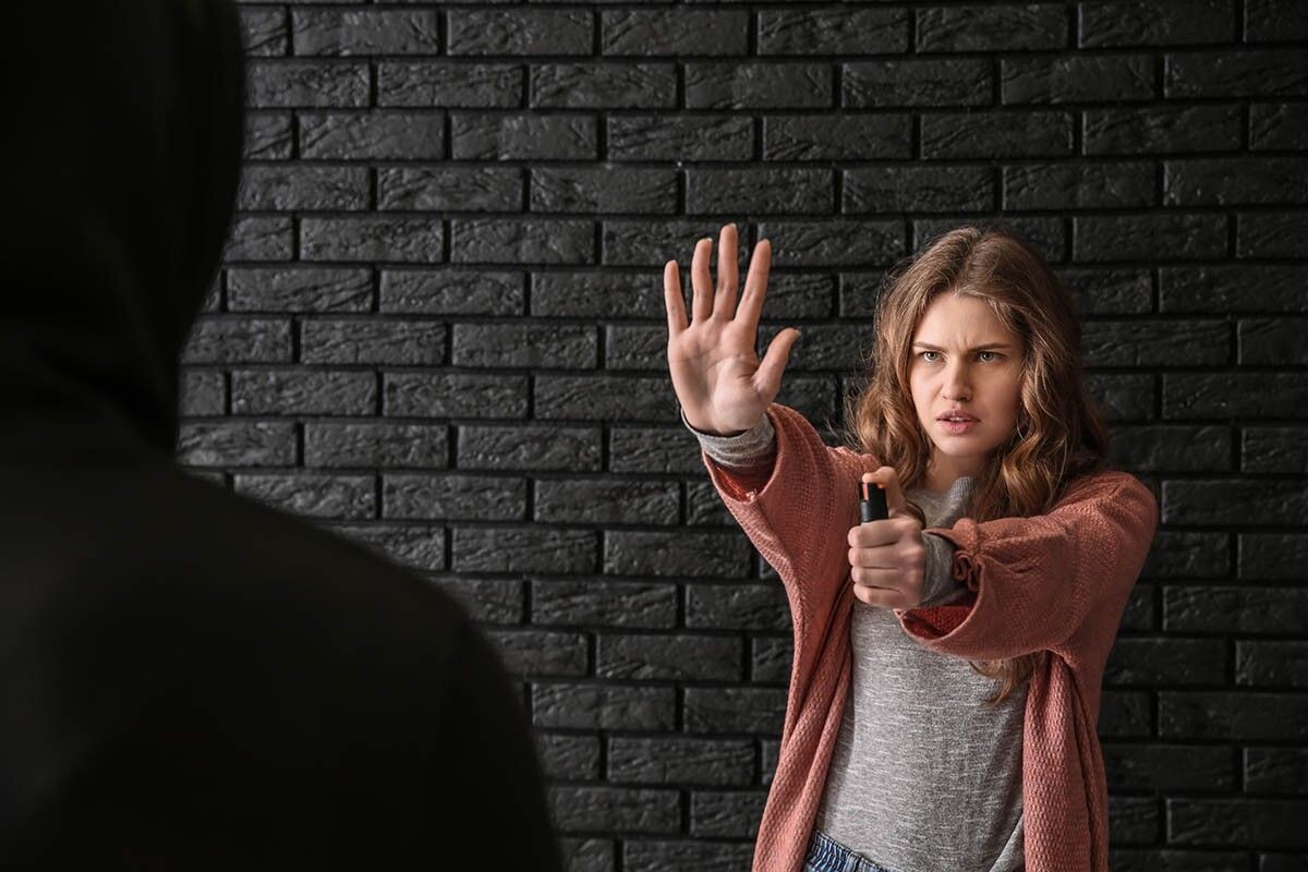 Если вы в опасности, распыляйте баллончик на лицо нападающего, особенно в область глаз и носа. Источник: Pixel-Shot / Shutterstock / FOTODOM📷
