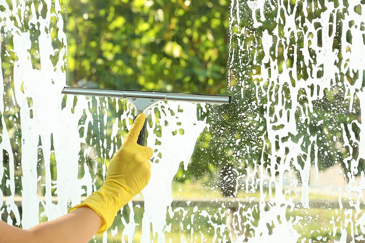 Специальные приспособления облегчают уборку. Источник: New Africa / Shutterstock / FOTODOM📷
