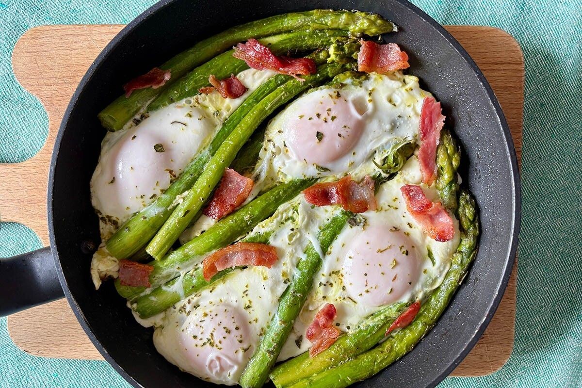 Начните с минимума. А блинницу и сковороды разных размеров купите позже. Источник: Grazziela / Shutterstock / FOTODOM📷
