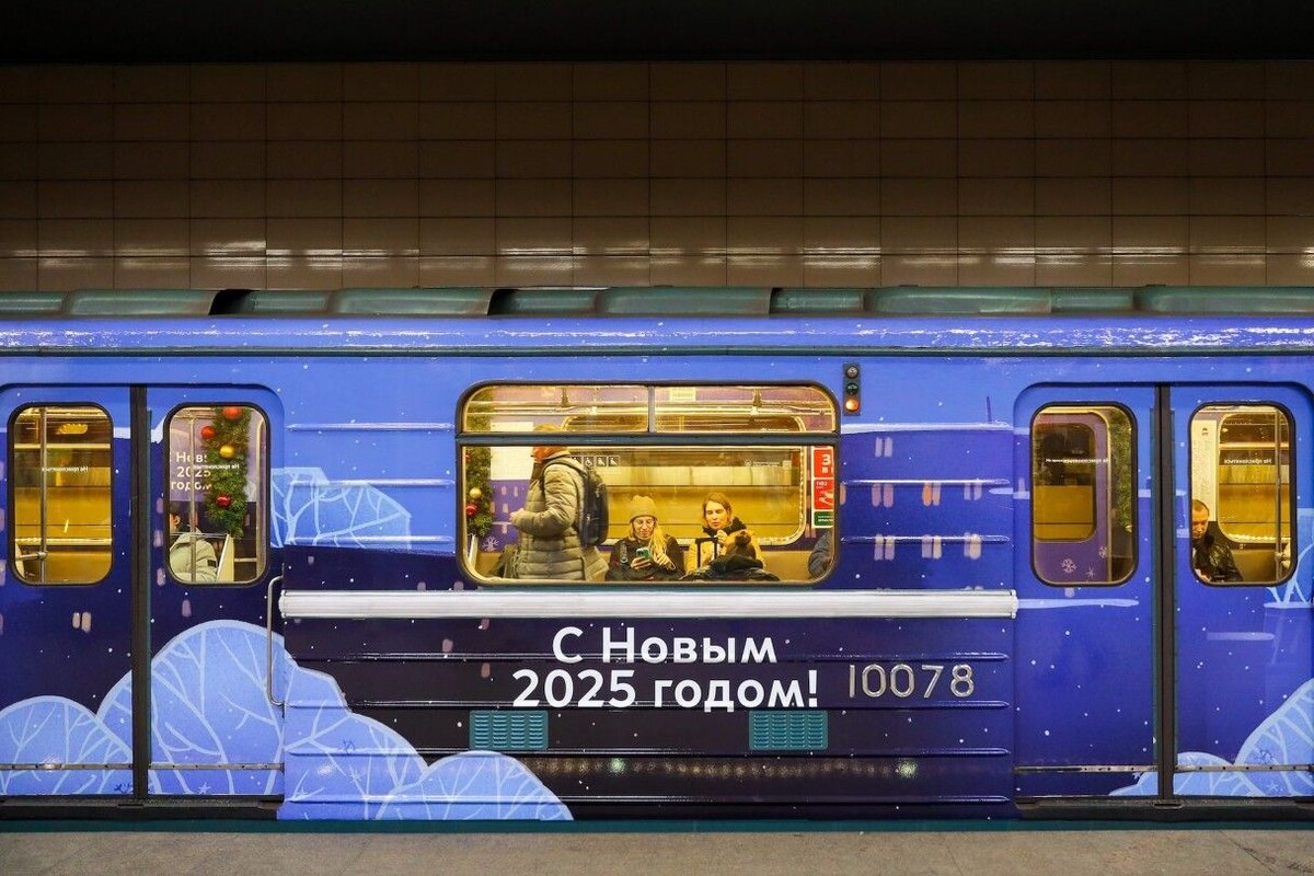 В прошлом году поезд оформили в фиолетово-синих тонах. Источник: mosmetro.ru📷

