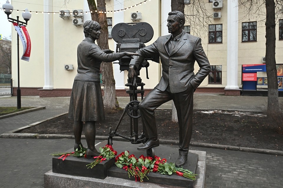    Открытие скульптуры приурочено к 110-летию Киностудии и 105-летию с момента создания Службы внешней разведки Евгения ГУСЕВА