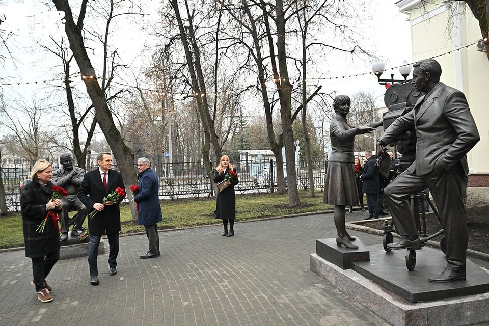    Экспозиция расположена в сквере у главного входа на Киностудию Горького Евгения ГУСЕВА