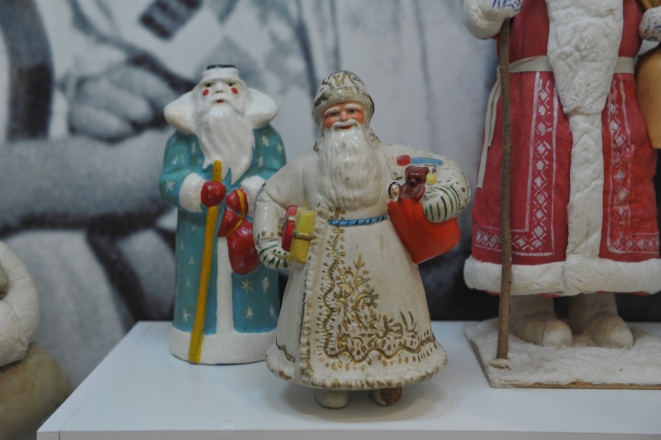    На новогодних выставках в Твери можно увидеть ёлочные игрушки и не только. Сергей ШАХИДЖАНЯН