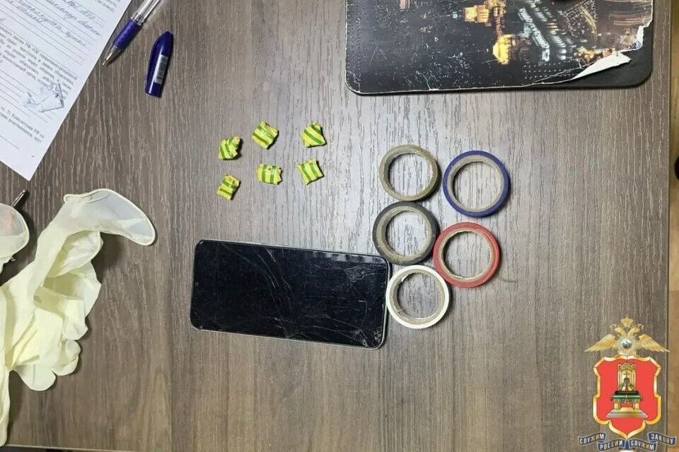    Мужчина работал на теневой интернет-магазин. Фото: УМВД России по Тверской области.