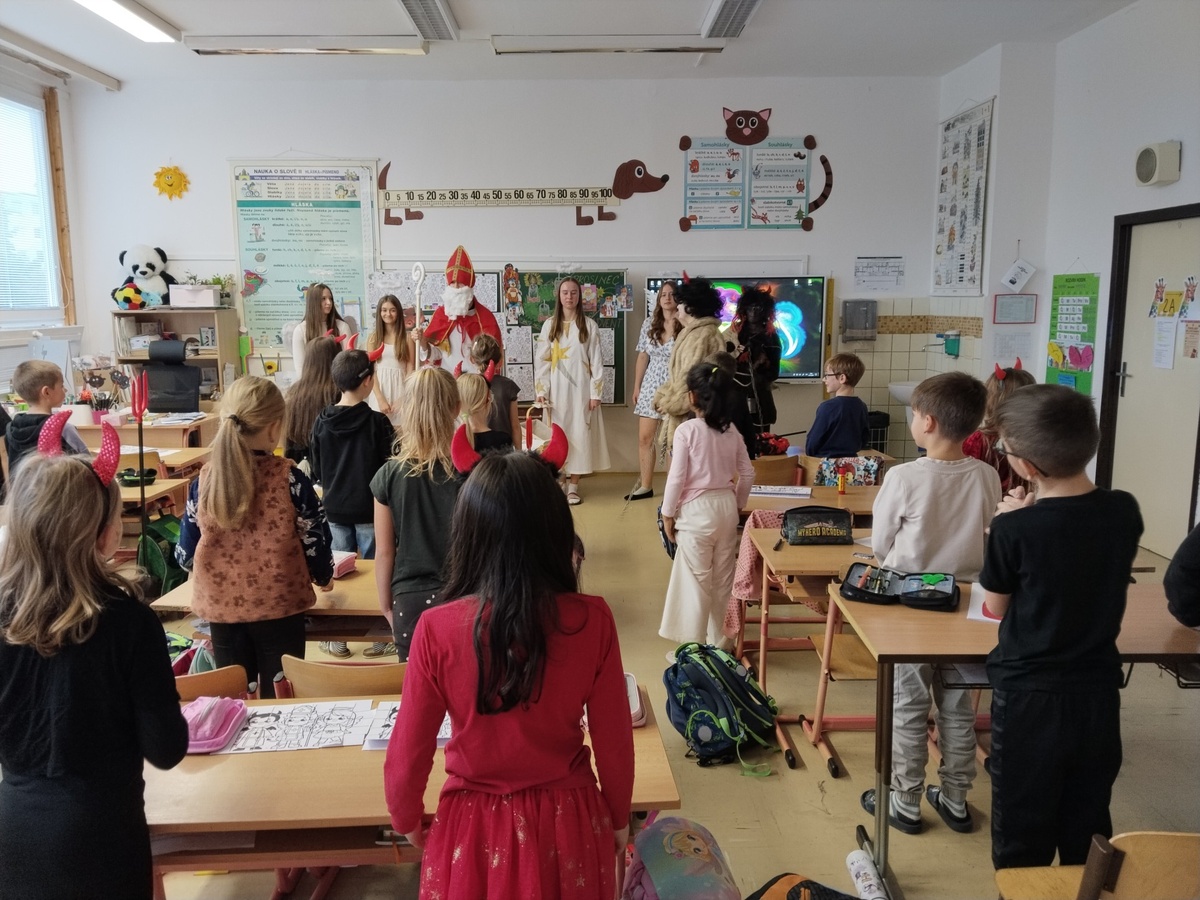 фото с сайта вовиной школы: к ним Микулаш, черти и ангелы приходили. А дети нарядились чертенятами