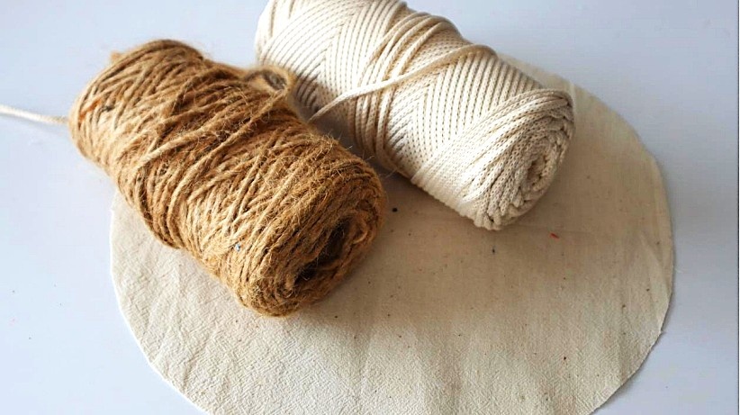 Вы не поверите, как просто создать уют: красивая салфетка из верёвки и ткани, которая украсит любой дом