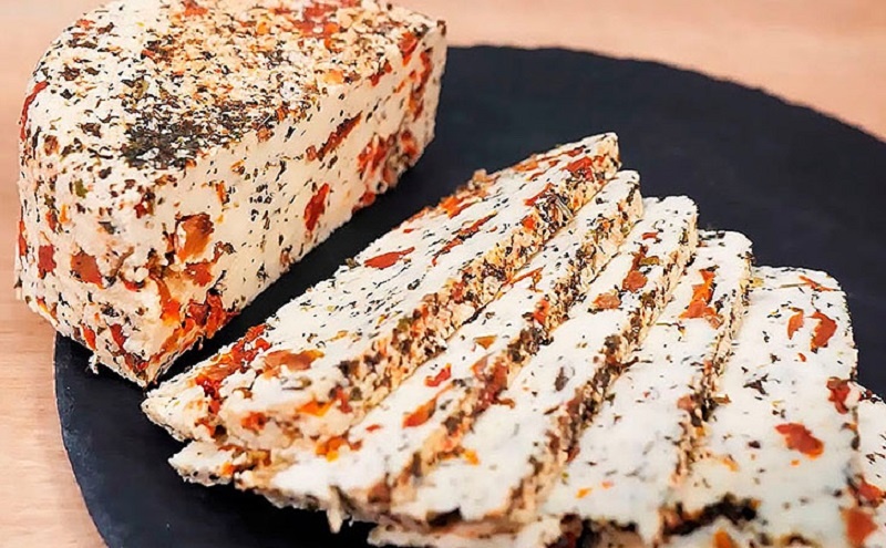 Два домашних сыра за 10 минут: оригинальная закуска для новогоднего стола