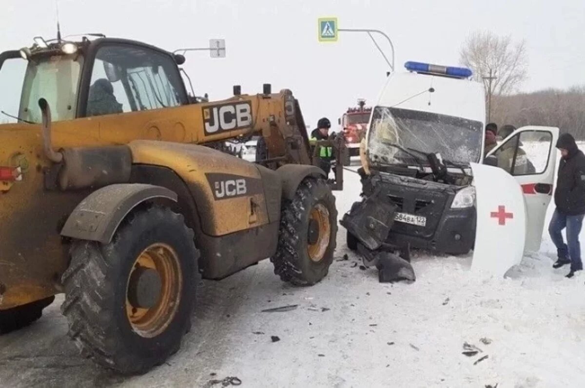    Жесткое ДТП с машиной скорой помощи и трактором произошло в Алтайском крае