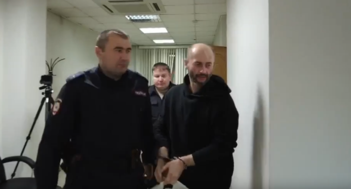 Обвиняемого Сергея Еремеева конвоируют в зал суда / Скриншот кадра видео Генеральной прокуратуры России